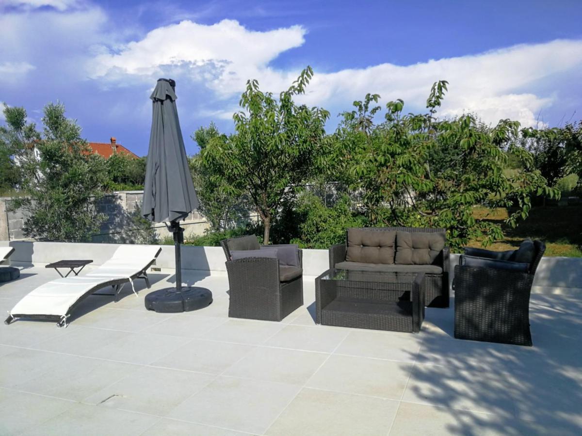 פריבלאקה Villa Flora Maris Apartments מראה חיצוני תמונה