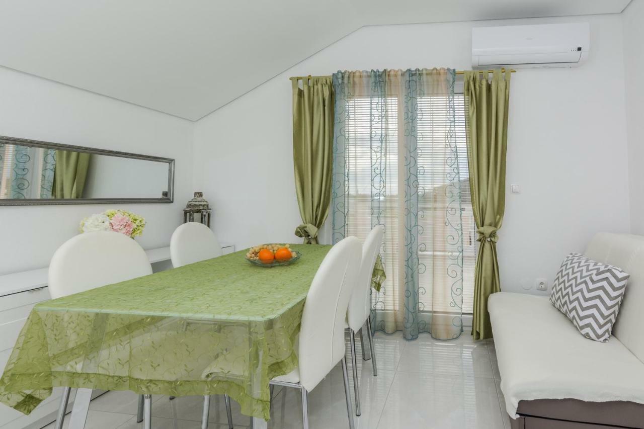 פריבלאקה Villa Flora Maris Apartments מראה חיצוני תמונה
